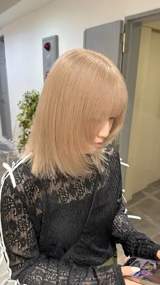 ミディアム ハイトーン/ 縮毛矯正のヘアスタイル