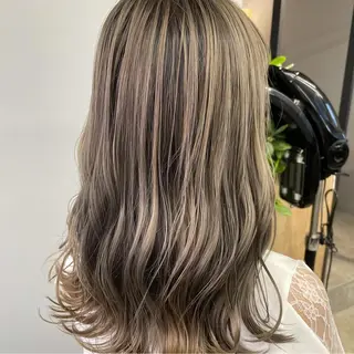 セミロング SAEKI【ior 】北千住店ブリーチのヘアスタイル