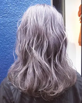 セミロング コールネックスザサロン所属・白髪ぼかし×デザイン 🕊️🫧ホウジョウのヘアスタイル