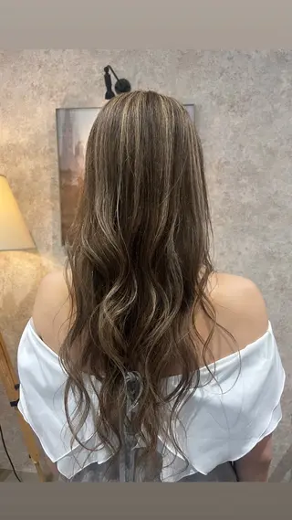 ロング カラー シャドールーツ earth　深川愛実のヘアスタイル