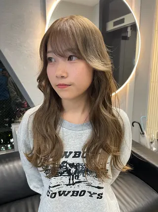 ロング カラー TATSUブリーチ/ ミルクティーベージュのヘアスタイル