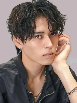 ショート パーマ メンズ 吉本 敬のヘアスタイル