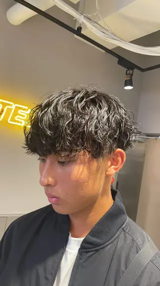 ショート パーマ ヘアアレンジ メンズ 艶カラー の達人のヘアスタイル