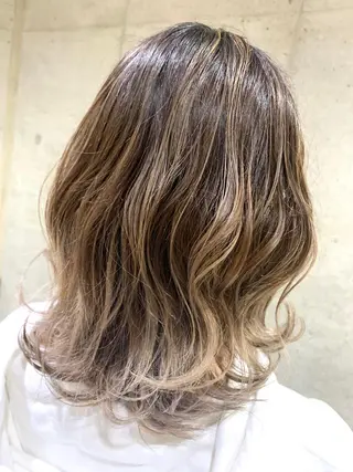 ミディアム カラー ハイライトが 得意なニキです😊のヘアスタイル