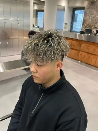 ショート soen所属・⚡メンズパーマフ ェードカットTomyのヘアスタイル