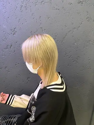 セミロング ハイトーンケアカラー コト👱🏻‍♀️のヘアスタイル