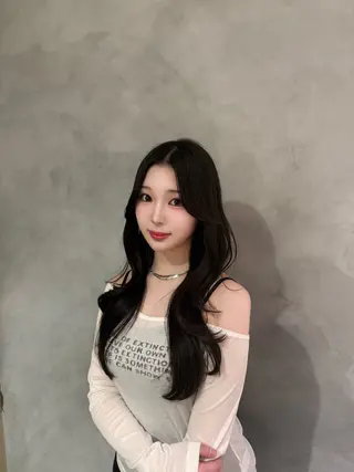 ロング 谷 亜澄のヘアスタイル