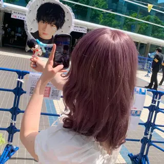 ミディアム カラー 岩戸優奈 束感まつげ ピンク/ベージュのヘアスタイル