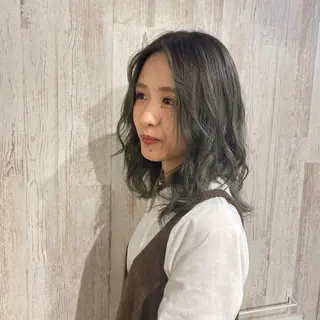 ミディアム カラー 大場 優のヘアスタイル