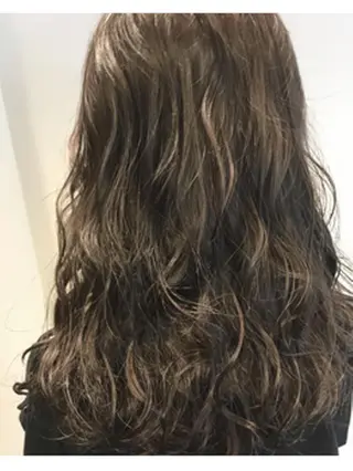 ミディアム カラー 伊藤 優希のヘアスタイル