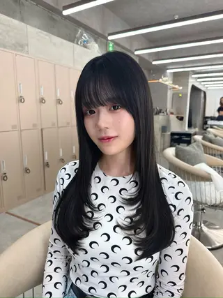 セミロング カラー ハッシュカット|透明 感カラー🩵レイヤーのヘアスタイル