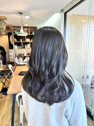 ロング カラー ツキダテ ユイのヘアスタイル