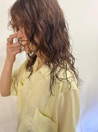 ロング パーマ satsuki 暖色・ブラウンカラーのヘアスタイル