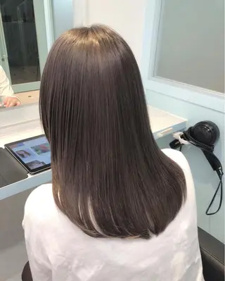 カラー ミルクティーカラー イイサカシュンスケのヘアスタイル