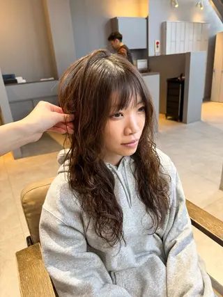 ロング パーマ エマ ピボット 中川店所属・富原崇太/透明感カラ ー/レイヤーカットのヘアスタイル