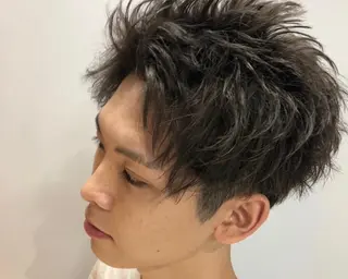 メンズ 髪質改善✨透明感カラ ー🌈シエルブルーのヘアスタイル