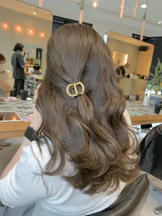 ロング 淡いハイトーンカラー レイヤーカットゆうかのヘアスタイル