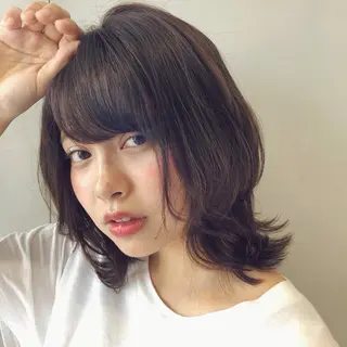 ミディアム カラー 荒木 依莉亜のヘアスタイル