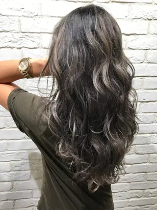 ロング カラー UMEDA FIGAROのヘアスタイル