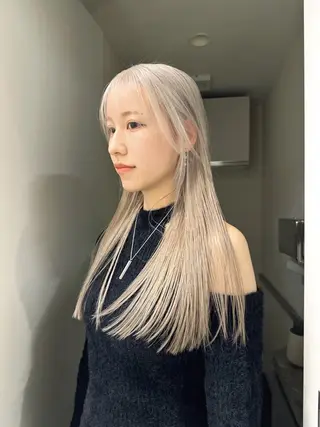 ロング レイヤーカット 透明感カラーのヘアスタイル