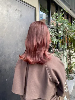 ミディアム カラー 出川 結菜のヘアスタイル