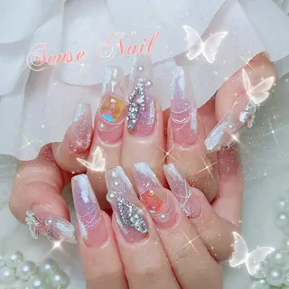 ネイル 🦋 Queenieのネイルデザイン