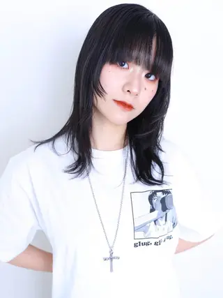 ミディアム ウルフカット／吉村 桃子のヘアスタイル