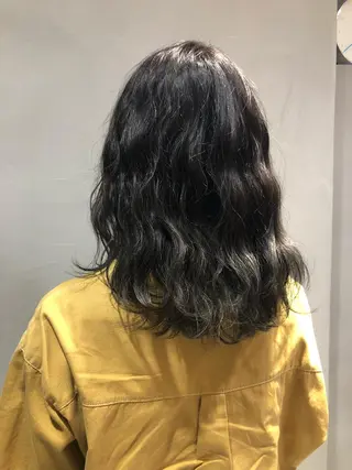 ミディアム カラー 荒木 依莉亜のヘアスタイル