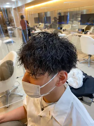 ショート パーマ メンズ 塩谷黎✨ブリーチ無W カラーメンズパーマ✨のヘアスタイル