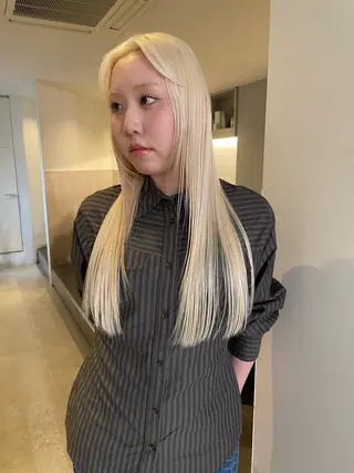 ロング カラー MIU/ルーツカラー 顔まわりレイヤーのヘアスタイル