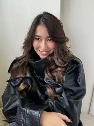 ロング Maho/海外 レイヤー/ハイトーンのヘアスタイル