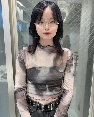 セミロング ウルフカット／吉村 桃子のヘアスタイル