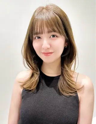 ミディアム 木田 真菜のヘアスタイル