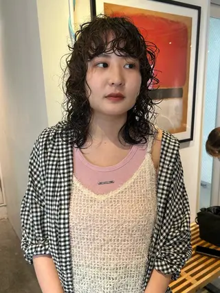 ミディアム パーマ Loom.所属・村上雅人 ナチュラルモードのヘアスタイル