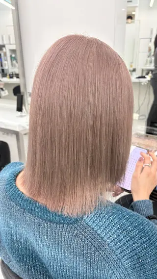 ミディアム カラー 🖤ハイトーン× レイヤー🖤SARAのヘアスタイル