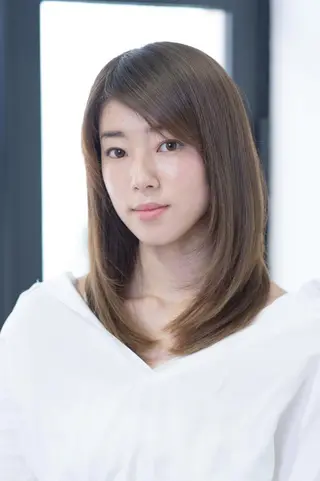 ミディアム Ashina Karenのヘアスタイル