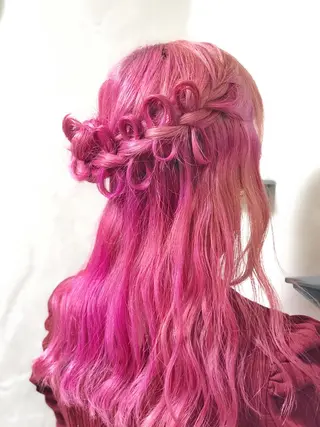 セミロング カラー パーマ ヘアアレンジ 推し活専用 【派手髪】飯野ゆかりのヘアスタイル