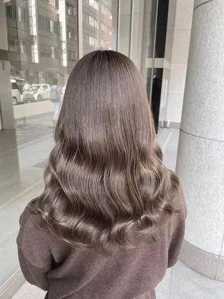 セミロング カラー 美髪美容師 くぼた店長🫧のヘアスタイル