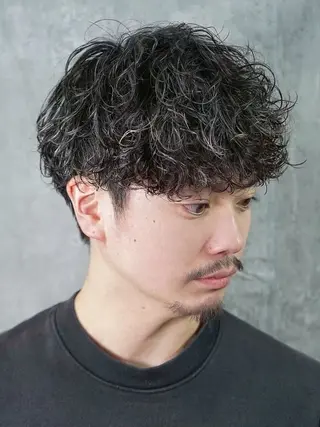ショート パーマ メンズ 三枝 寛太のヘアスタイル