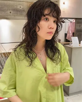 セミロング パーマ Loom.所属・村上雅人 ナチュラルモードのヘアスタイル