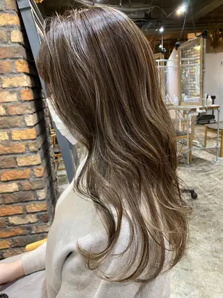 ロング カラー ツキノキ ミナのヘアスタイル