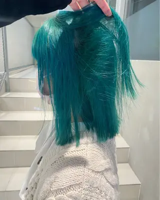 ミディアム ボブ/ハイトーン REINAのヘアスタイル