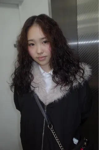 ロング パーマ Momoka🪷 /ハイトーンのヘアスタイル