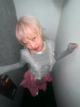 カラー ひな ハイトーンのヘアスタイル