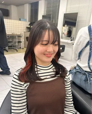 カラー ベージュ／ブラウン/ ナチュラルレイヤーのヘアスタイル