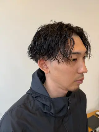 ショート パーマ メンズ 出島 凜平のヘアスタイル