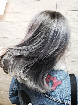 ミディアム カラー 艶髪✨ハイトーン ✨ホワイト✨北宗一郎のヘアスタイル