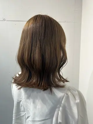 ミディアム カラー ベージュ/ダブルカラ ー/新潟駅/青柳萌果のヘアスタイル