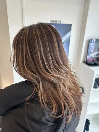 ミディアム カラー 岡田 詠のヘアスタイル