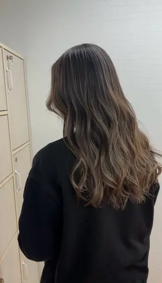 セミロング カラー ヘアアレンジ グランルッソ所属・岡山× バレイヤージュカラーのヘアスタイル